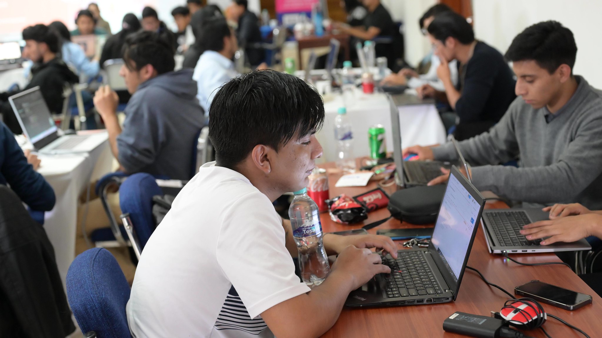 Participantes desarrollando videojuegos durante una game jam