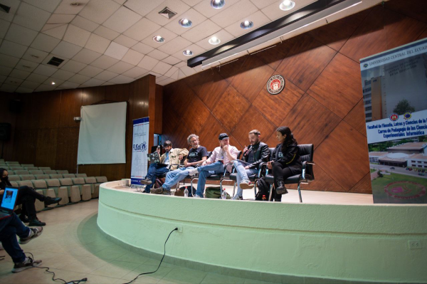 Panel en el FLISOL Quito