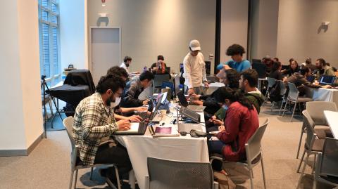 Personas trabajando en conjunto desarrollando software.